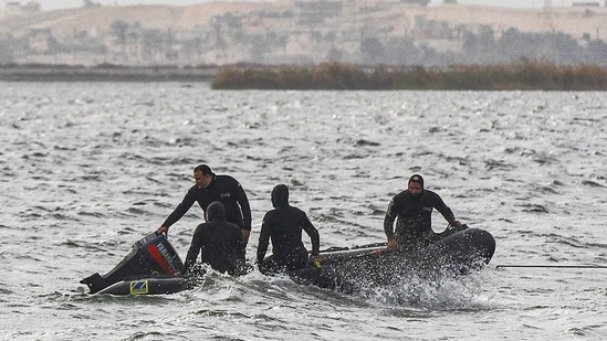 Rescue divers conduct search operations for victims of a capsized boat in Lake Mariout, 20 kilometres west of Egypt's second city of Alexandria on February 23, 2021.(AFP) Rescue divers conduct search operations for victims of a capsized boat in Lake Mariout, 20 kilometres west of Egypt's second city of Alexandria on February 23, 2021.(AFP)