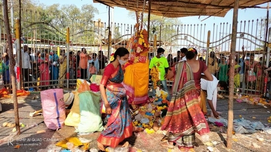 The Koya tribes in large numbers make it a point to assemble at Medaram on “Magha Suddha Pournami” (the full-moon day of the month of Magha) every year to pay obeisance to the deities. (HT PHOTO).