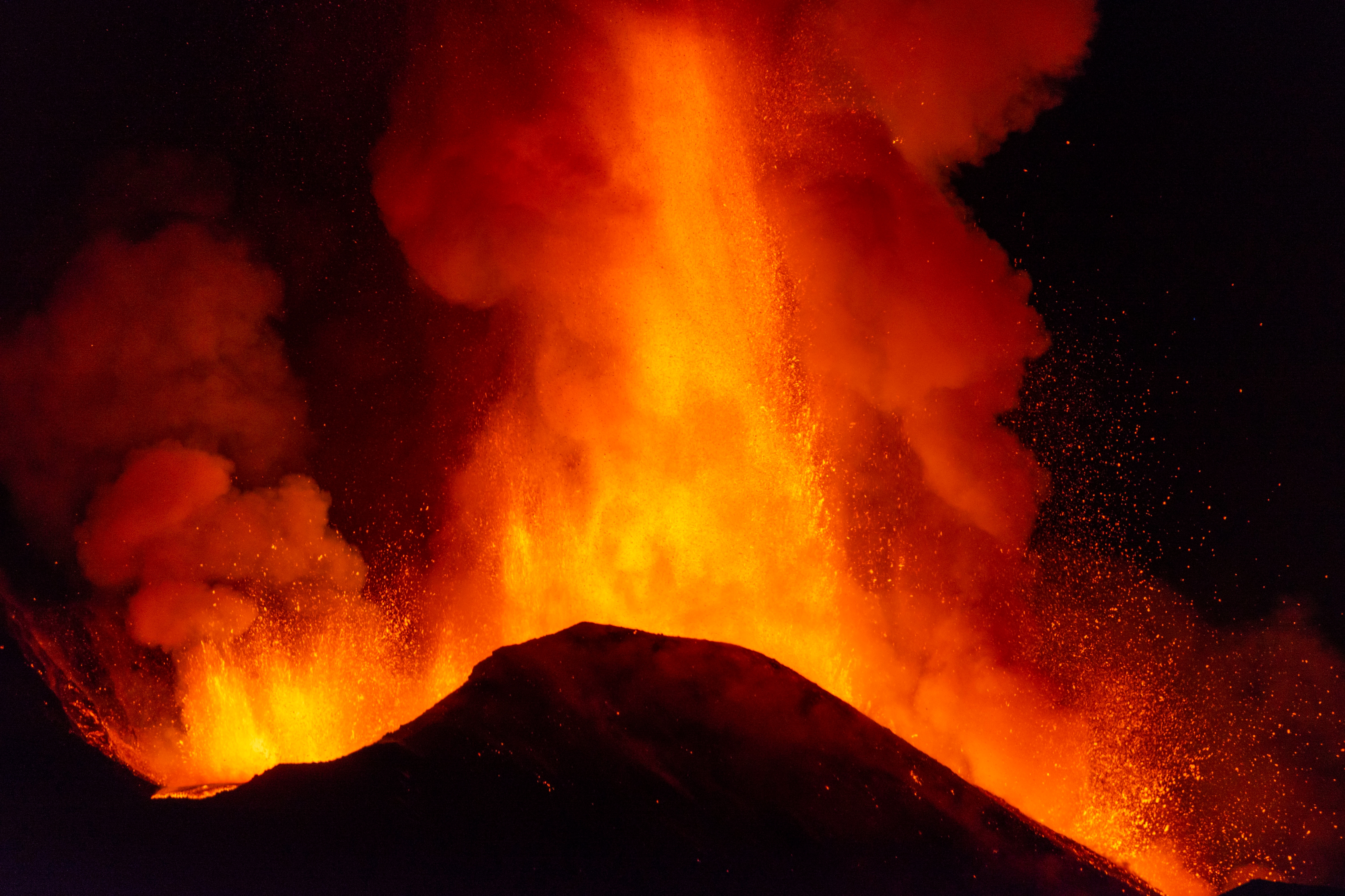 Mt Etna S Latest Spectacular Eruptions Leave Even The Volcanologists In Awe Hindustan Times