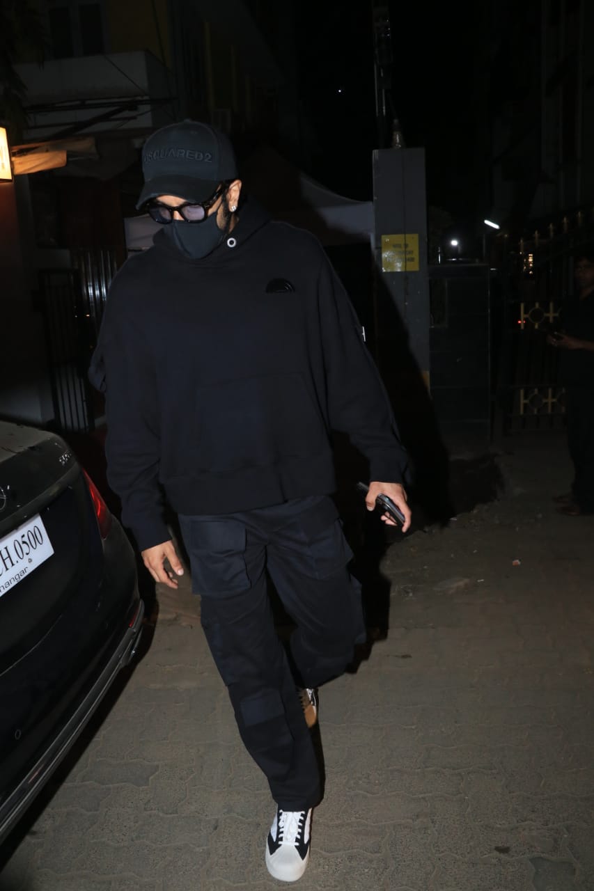 Deepika Padukone, Ranveer Singh set couple goals, twin in all-black for  dinner