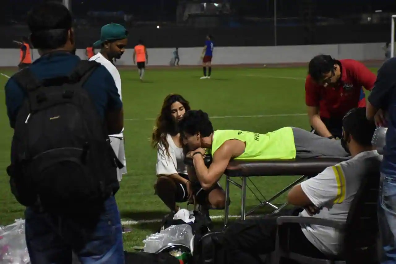 Disha Patani and Tiger Shroff spotted on Sunday. Disha Patani and Tiger Shroff spotted on Sunday.