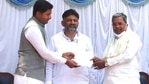 Sharath Bachegowda with Congres state president DK Shivakumar and former CM Siddaramaiah(HT Photo) Sharath Bachegowda with Congres state president DK Shivakumar and former CM Siddaramaiah(HT Photo)