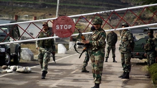 Indian army soldiers stand guarding at Chakan-da-Bagh outpost at Poonch. (HT Archive)