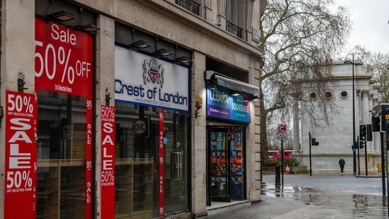 A closed shop on Oxford Street near the Marble Arch landmark in London, U.K., on Thursday, Feb. 18, 2021. Oxford Street. (Bloomberg) A closed shop on Oxford Street near the Marble Arch landmark in London, U.K., on Thursday, Feb. 18, 2021. Oxford Street. (Bloomberg)