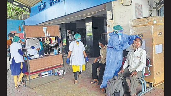 Covid-19 test being conducted at Panvel railway station. (HT PHOTO)