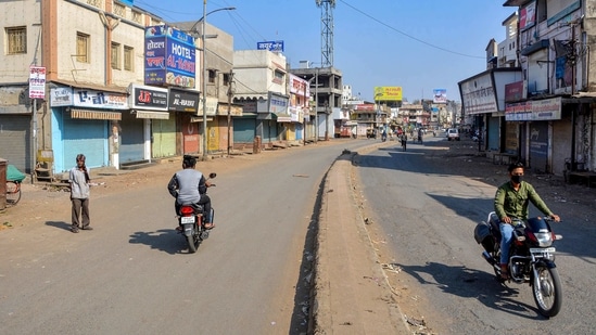 A deserted street in Amravati during its seven-day lockdown.(PTI) A deserted street in Amravati during its seven-day lockdown.(PTI)