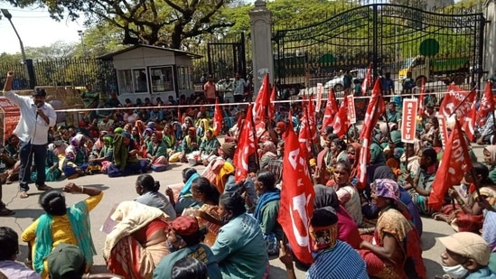 The sanitation workers who held a protest outside the BBMP headquarters on Wednesday said that workers who have died while on duty did not receive any compensation either from the government or the civic body. (HT PHOTO). The sanitation workers who held a protest outside the BBMP headquarters on Wednesday said that workers who have died while on duty did not receive any compensation either from the government or the civic body. (HT PHOTO).