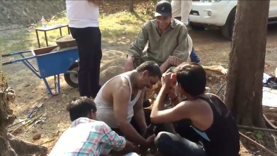 Dharmendra paid a visit to some workers on his farm.