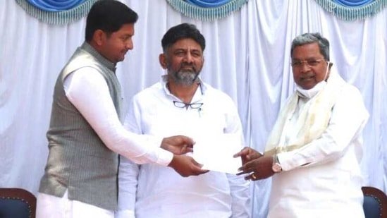 Sharath Bachegowda with Congres state president DK Shivakumar and former CM Siddaramaiah(HT Photo) Sharath Bachegowda with Congres state president DK Shivakumar and former CM Siddaramaiah(HT Photo)