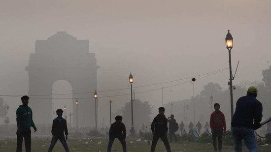 Before this, in 2018 and 2017, the day time temperatures had crossed the 32 degrees Celsius mark.(Arvind Yadav/HT Photo)