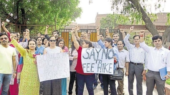 Parents complained several times against unreasonable fee hike in schools. Sunil Ghosh/HT File Photo