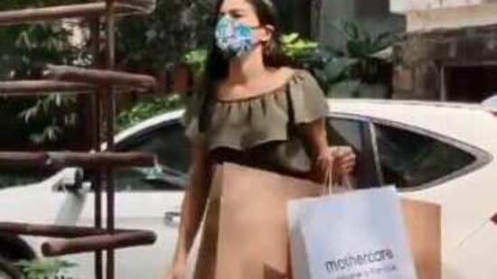 Sara Ali Khan pays a visit to her father Saif Ali Khan, and his wife Kareena Kapoor.