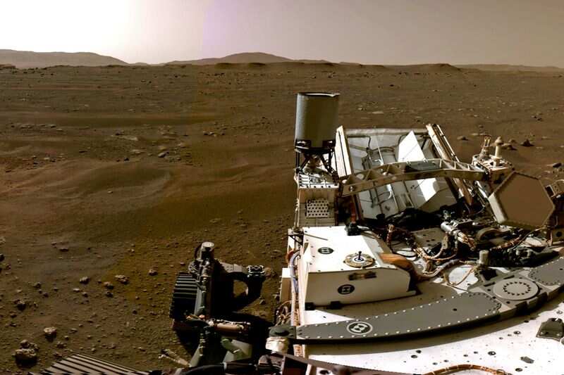 Uma parte de um panorama feito de imagens individuais tiradas por Navcams a bordo do rover Perseverance mostra a paisagem marciana. (NASA / JPL-Caltech / Folheto via REUTERS)