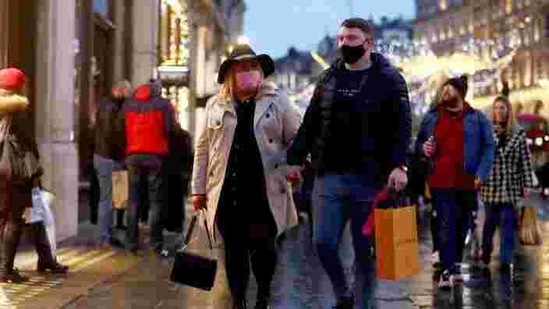 Shoppers walk down Oxford Street, amid the coronavirus disease (COVID-19) outbreak in London, Britain. (REUTERS/ File Photo)