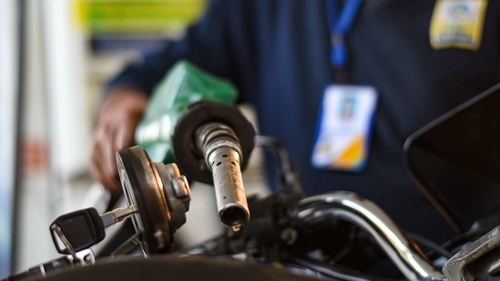 A petrol pump attendant filling fuel into a vehicle in New Delhi.(Amal KS/ Hindustan Times)