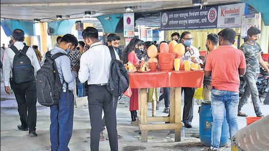 A roadside eatery outside Thane railway station on Friday. (Praful Gangurde/HT photo)