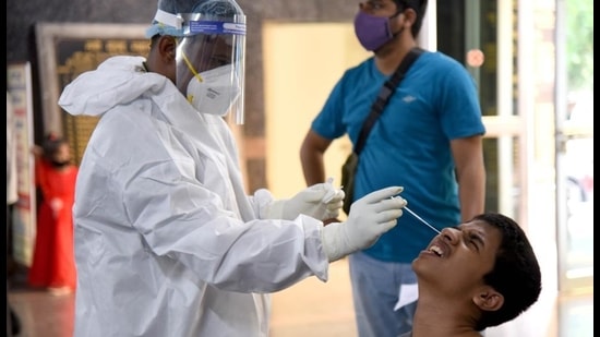 RT-PCR testing at a Navi Mumbai Municipal Corporation hospital. (Bachchan Kumar/ /HT photo)