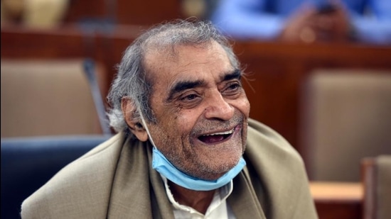 Hindi scholar and lyricist Santosh Anand seen during the Saraswat Samman 2020-21 ceremony on the occasion of 140th birth anniversary of Munshi Prem Chand at Delhi Vidhan Sabha, in New Delhi, India on July 31, 2020. Eight Hindi litterateurs were honoured for their contribution in the field of language, literature and culture. (Sonu Mehta/HT PHOTO)