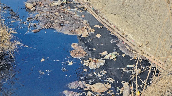 Polluted drain water on Dombivli MIDC road . (Rishikesh Choudhary/HT PHOTO)
