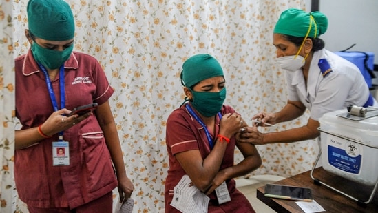 A medic administers the first dose of COVID vaccine to a frontline worker, during a COVID-19 inoculation drive at Babasaheb Ambedkar Municipal General Hospital in Mumbai.(PTI)