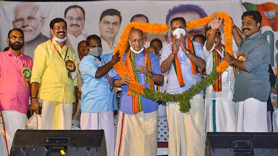 'Metro Man' E Sreedharan being garlanded as he formally joins Bharatiya Janata Party (BJP), in Malappuram,(PTI) 'Metro Man' E Sreedharan being garlanded as he formally joins Bharatiya Janata Party (BJP), in Malappuram,(PTI)