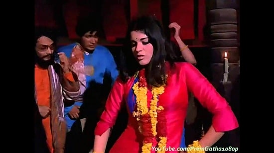 Lungi-kurtas are the ’70s trend that time forgot. Zeenat Aman danced in hers in Hare Rama Hare Krishna.