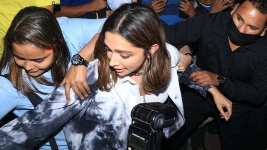 Deepika Padukone braved the crowds in Mumbai as a woman tried to pull her purse.(Varinder Chawla)