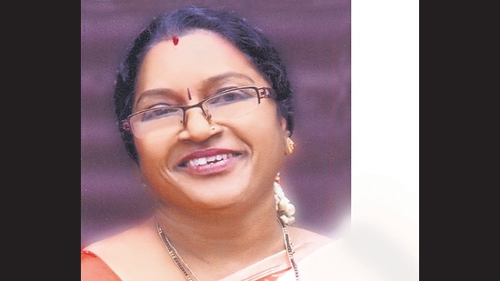 Swati Paradkar, 61, was ten years old when she started assisting her mother in her rolling tasks before school. Now she is the co-operative’s president. “If we start using machines, we won’t be able to generate employment for so many women,” she says. Swati Paradkar, 61, was ten years old when she started assisting her mother in her rolling tasks before school. Now she is the co-operative’s president. “If we start using machines, we won’t be able to generate employment for so many women,” she says.