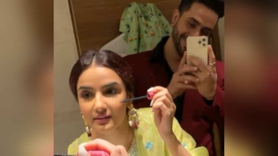 Aly Goni took a video of Jasmin Bhasin doing her make-up.