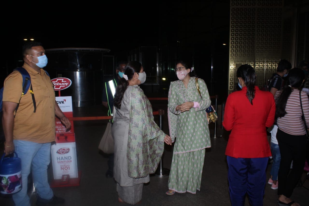 Sara Ali Khan and Amrita Singh interact with each other.(Varinder Chawla) Sara Ali Khan and Amrita Singh interact with each other.(Varinder Chawla)