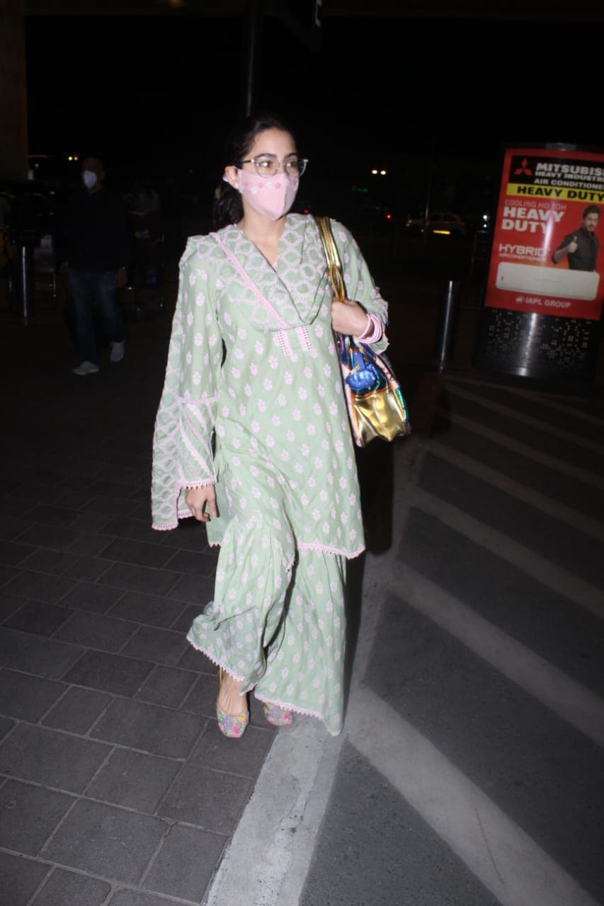 Sara Ali Khan, mom Amrita Singh twin in comfortable Indian wear for ...