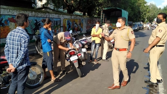 Police take action against violators at Mukundnagar in Pune. (Hindustan Times File Photo) Police take action against violators at Mukundnagar in Pune. (Hindustan Times File Photo)