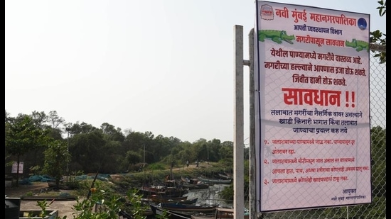 Warning sign for crocodile at Nerul creek. (Bachchan Kumar/HT photo)