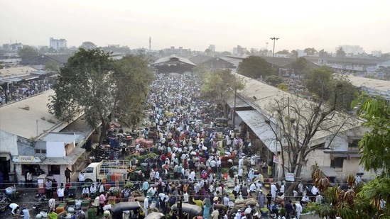 Crowd at a vegetable market in Maharashtra's Solapur amid Covid-19 surge.(PTI)