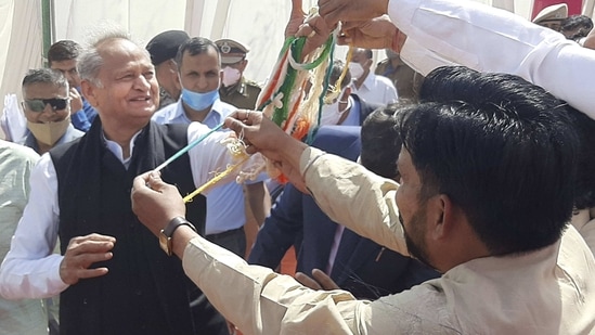 Congress party workers greet Rajasthan Chief Minister Ashok Gehlot during his visit to Bikaner on Saturday,.(PTI) Congress party workers greet Rajasthan Chief Minister Ashok Gehlot during his visit to Bikaner on Saturday,.(PTI)
