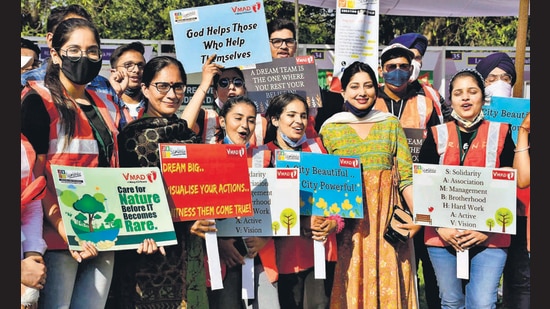 Councillor Mamta Ashu and MC joint commissioner Swati Tiwana with members of various NGOs during the expo in Ludhiana on Saturday. (Harsimar Pal Singh/HT)