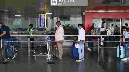 A senior official in Delhi’s revenue department said around 14,000 passengers arrived at the Delhi airport between November 25 and December 21 — of whom around 1,500 are Delhi residents.(Vipin Kumar/HT PHOTO) A senior official in Delhi’s revenue department said around 14,000 passengers arrived at the Delhi airport between November 25 and December 21 — of whom around 1,500 are Delhi residents.(Vipin Kumar/HT PHOTO)