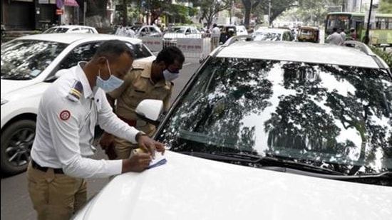 Police take action against mask violators. (Rahul Raut/HT PHOTO)