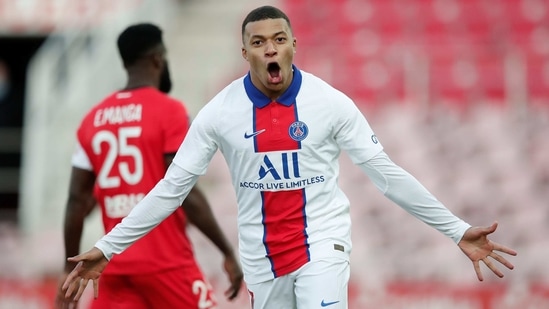 Soccer Football - Ligue 1 - Dijon v Paris St Germain - Stade Gaston Gerard, Dijon, France - February 27, 2021 Paris St Germain's Kylian Mbappe celebrates scoring their third goal REUTERS/Benoit Tessier TPX IMAGES OF THE DAY(REUTERS)