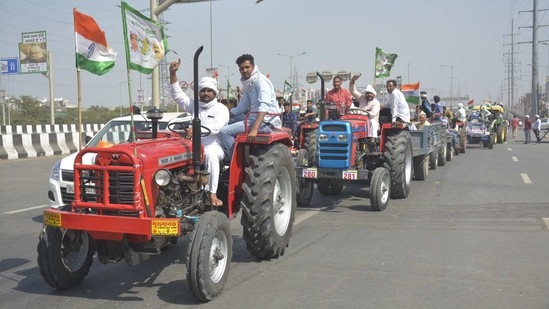 Farmers from Jalalabad Village arrive in tractors at Ghazipur (Delhi-UP border) during the ongoing protest against the new farm laws, near Ghaziabad. (Sakib Ali /Hindustan Times) Farmers from Jalalabad Village arrive in tractors at Ghazipur (Delhi-UP border) during the ongoing protest against the new farm laws, near Ghaziabad. (Sakib Ali /Hindustan Times)