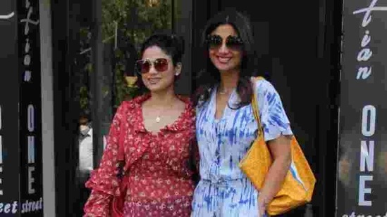 Shilpa completed her look with a pair of white loafers and added a pop of colour with the yellow tote bag.(Varinder Chawla)