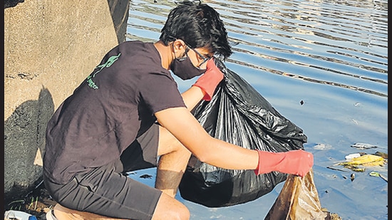 Gurav’s efforts to clean the Indrayani river ghat in Alandi as an engineering student won him huge praise in the area. (HT PHOTO)