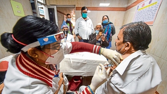 A health worker takes part in a dry run of the covid-19 vaccination drive.(PTI/ File photo) A health worker takes part in a dry run of the covid-19 vaccination drive.(PTI/ File photo)