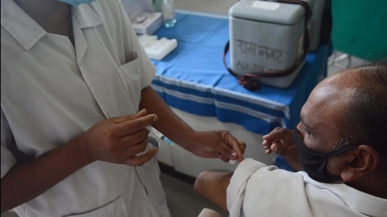 For those willing to get the vaccine at private centres, each dose is likely to cost <span class='webrupee'>₹</span>250 at the session site. About 12 lakh vulnerable people are likely to be vaccinated in the city. (Shankar Narayan/HT PHOTO) For those willing to get the vaccine at private centres, each dose is likely to cost <span class='webrupee'>₹</span>250 at the session site. About 12 lakh vulnerable people are likely to be vaccinated in the city. (Shankar Narayan/HT PHOTO)
