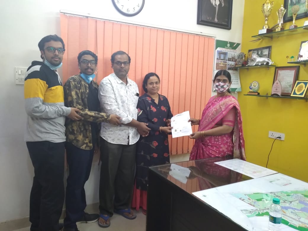 A Hyderabad-based couple handed over a cheque for  ₹30,000 to the Zoo authorities. (ANI)