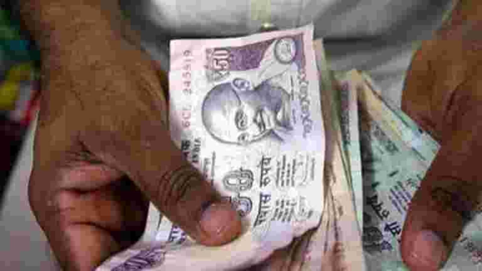 Rupee Slips 8 Paise To Settle At 73.55 Against US Dollar - Hindustan Times