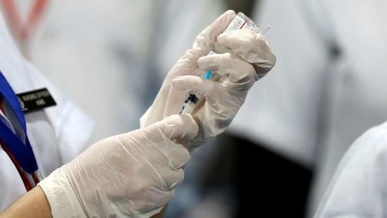 More than 1.28 lakh people over 60 years get first dose of Covid-19 vaccine,  cumulative vaccinations cross 1.47 crore | Hindustan Times