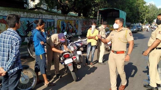 Police take action against violators at Mukundnagar in Pune. (HT_PRINT) Police take action against violators at Mukundnagar in Pune. (HT_PRINT)