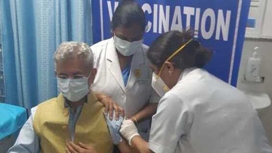 Foreign minister S Jaishankar being given the Covid-19 vaccine on Monday.(Twitter/@DrSJaishankar) Foreign minister S Jaishankar being given the Covid-19 vaccine on Monday.(Twitter/@DrSJaishankar)
