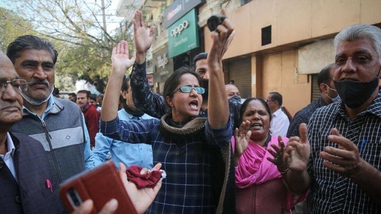 Members of various RWA in Adarsh Nagar demonstrating over incidents of crime and the stabbing of a woman yesterday, at Adarsh Nagar in New Delhi. (Sachit Khanna/HT Photo)